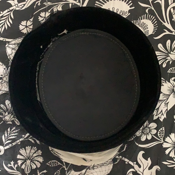 Vintage 1950s velvet pillbox hat w/ veil & hatbox - Picture 4 of 8